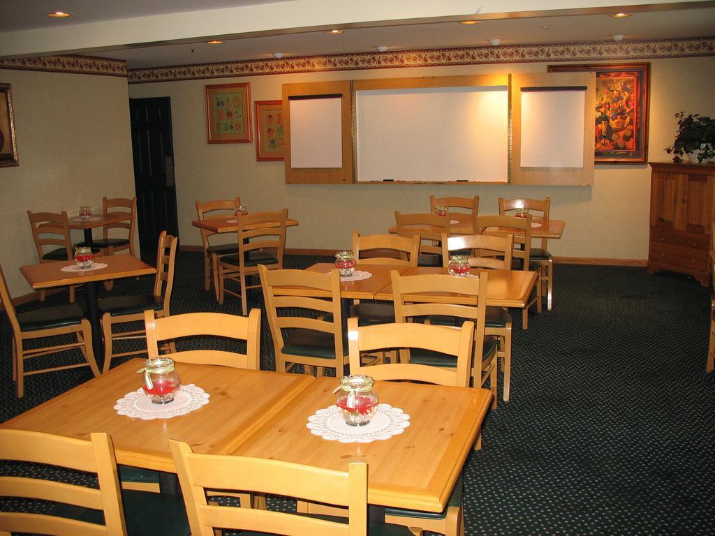 Country Inn & Suites by Radisson Holland, MI 31/42