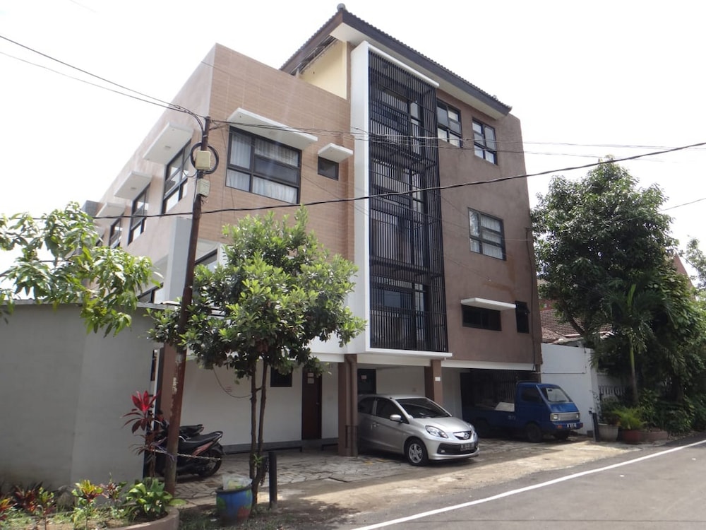 Front One Inn Malang 16/16
