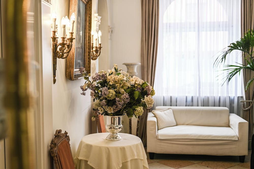 Opera Hotel 27/50