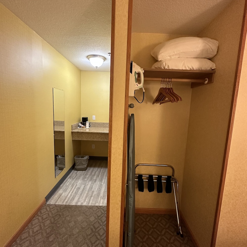 Timberland Inn & Suites 23/63