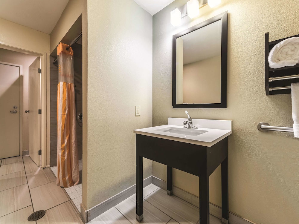 La Quinta Inn & Suites by Wyndham Collinsville - St. Louis 22/42