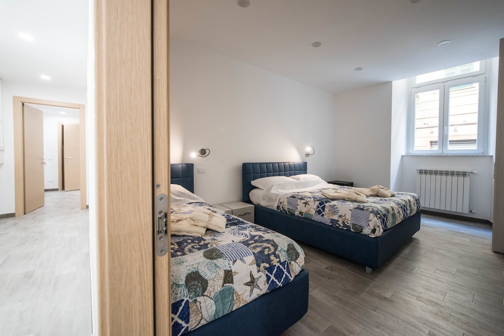 DELUXE, TRIPLE, 1 QUEEN AND 1 SINGLE BED
