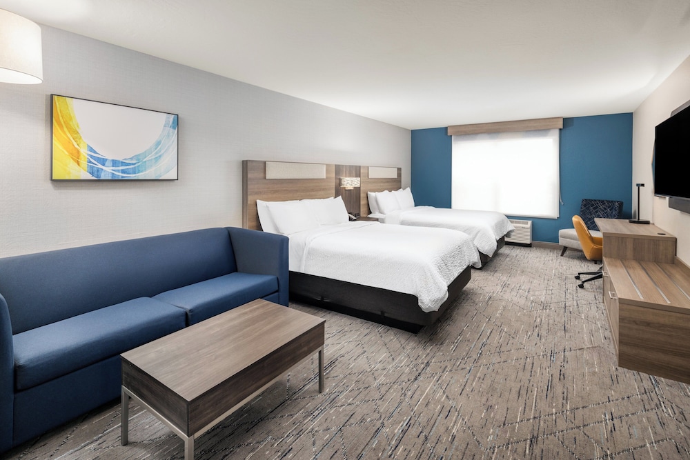 غرفة قياسية بسريرين كوين مع أريكة، Holiday Inn Express Hotel And Suites Green Bay East 3/6