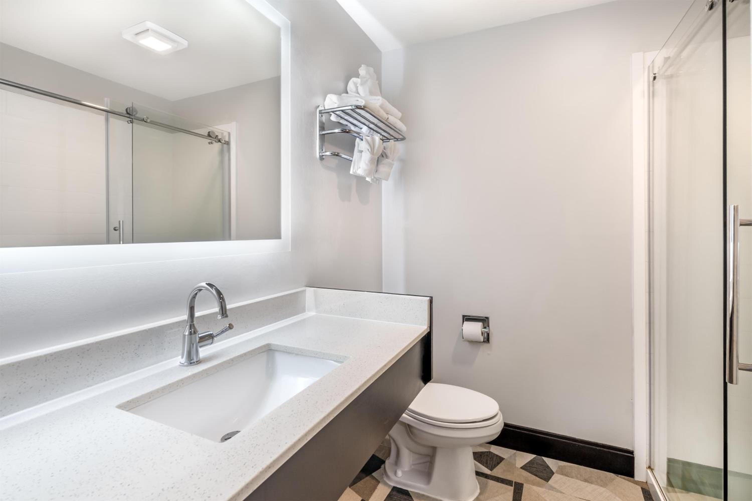 جناح بسريرين مزدوجين مع أريكة، SureStay Hotel by Best Western Virginia Beach Royal Clipper 8/10