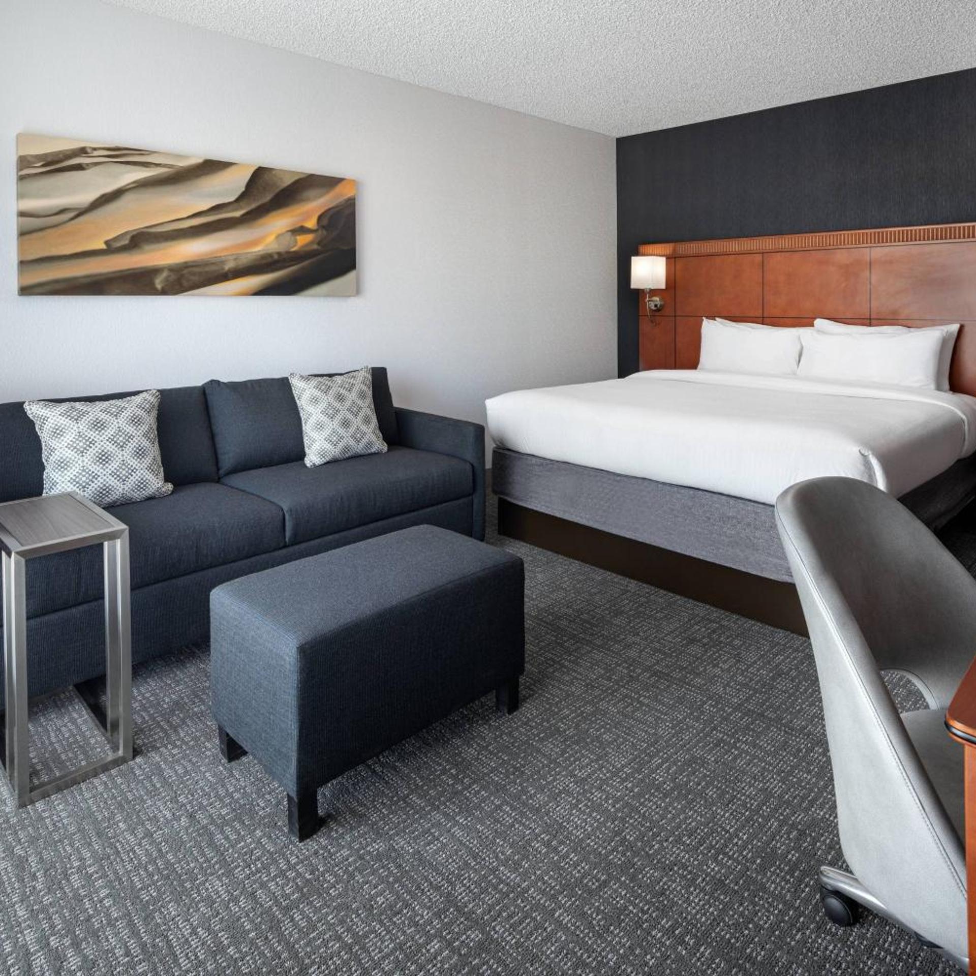 غرفة بسرير كينج مع أريكة بحوض استحمام لذوي الإعاقة، Courtyard by Marriott Rancho Cordova Sacramento 5/10
