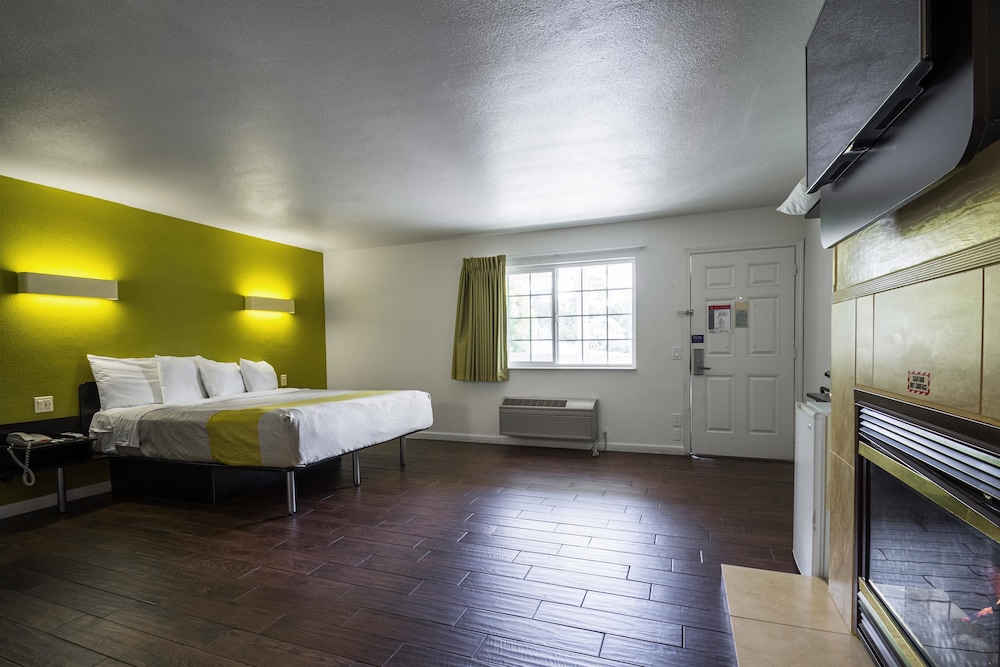Motel 6 Monterey Downtown 38/66
