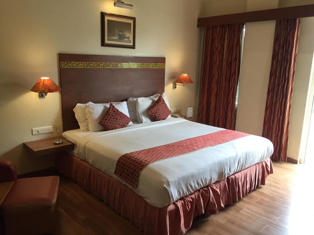 OYO Premium Vaishali Nagar 3/41