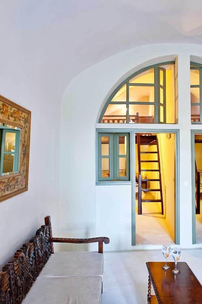 LAVA SUITES and LOUNGE 10/40