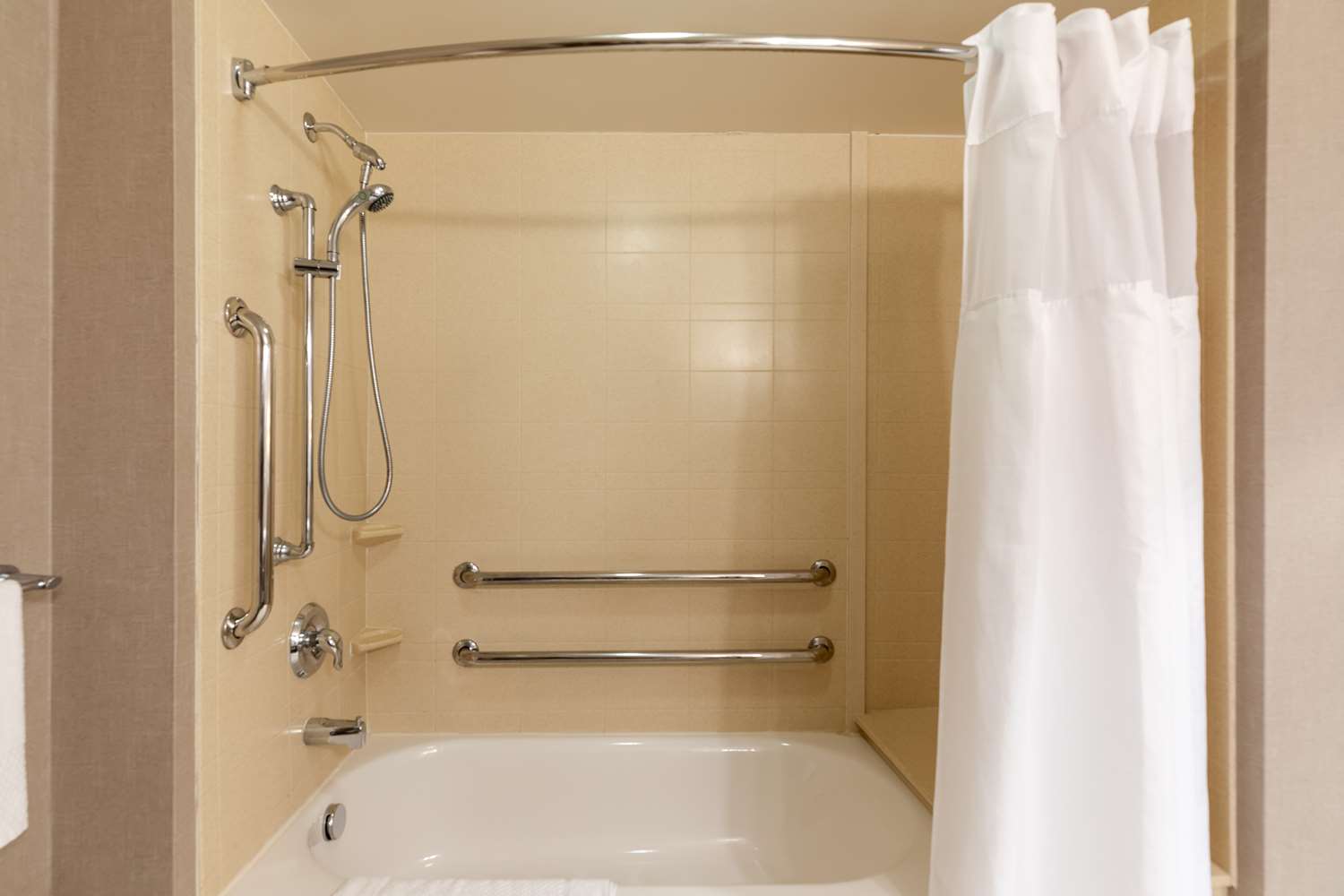 استوديو بسرير كينج بحوض استحمام لذوي الإعاقة، DoubleTree by Hilton Hotel Savannah Airport 7/10