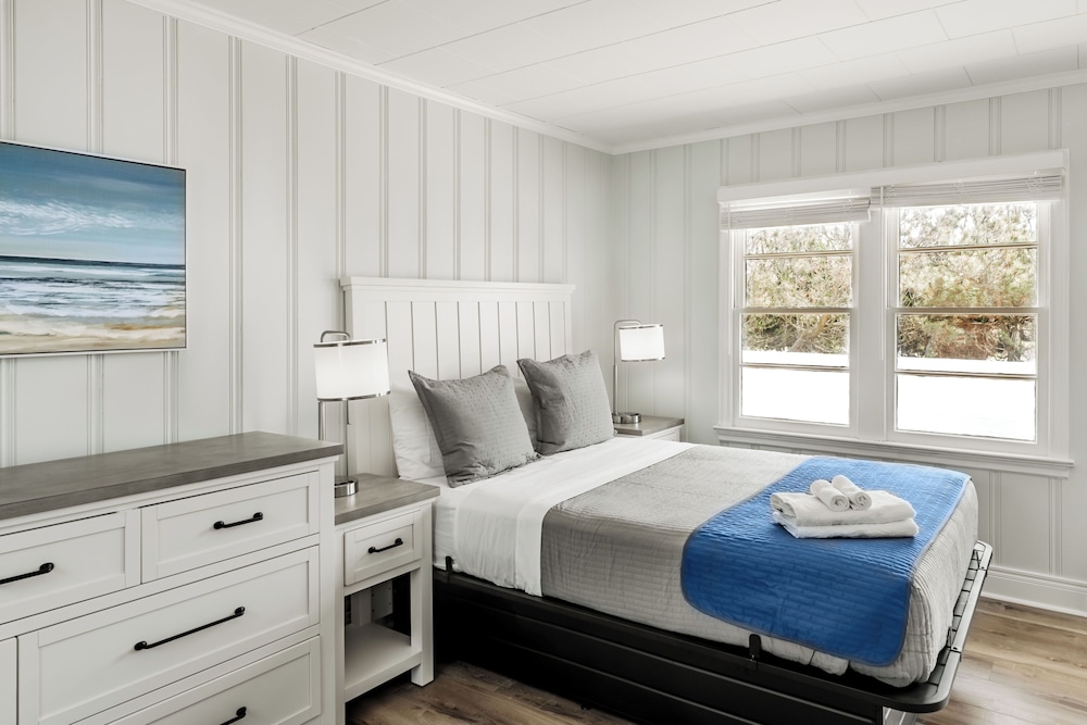 Room, Queen Bed, Side Ocean View, Beach View, Near Beach