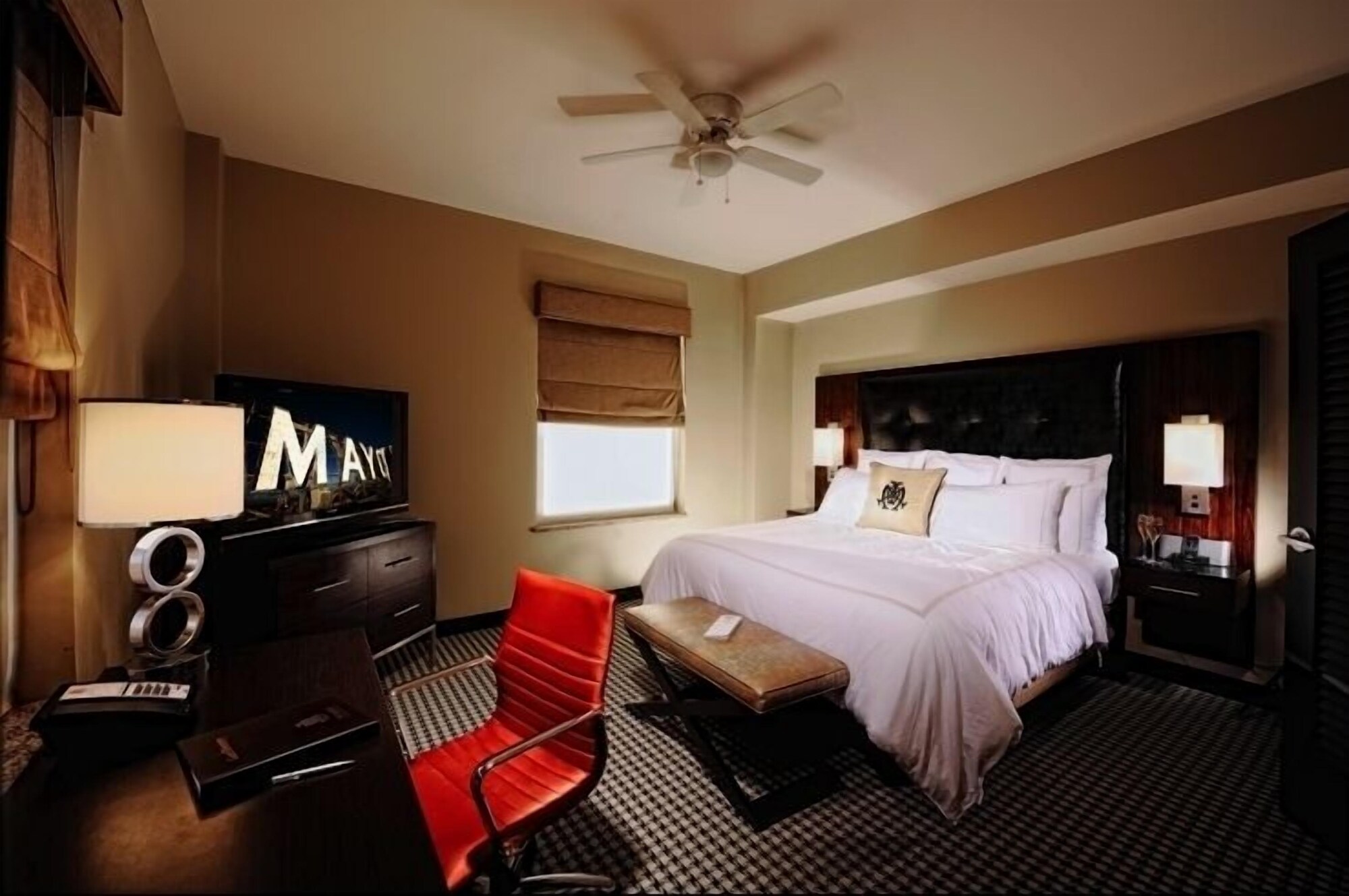 MAYO, SUITE, KING BED, SOFA