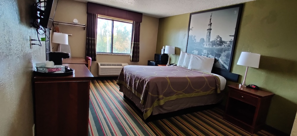غرفة بسرير كوين، Super 8 By Wyndham Champaign 3/10