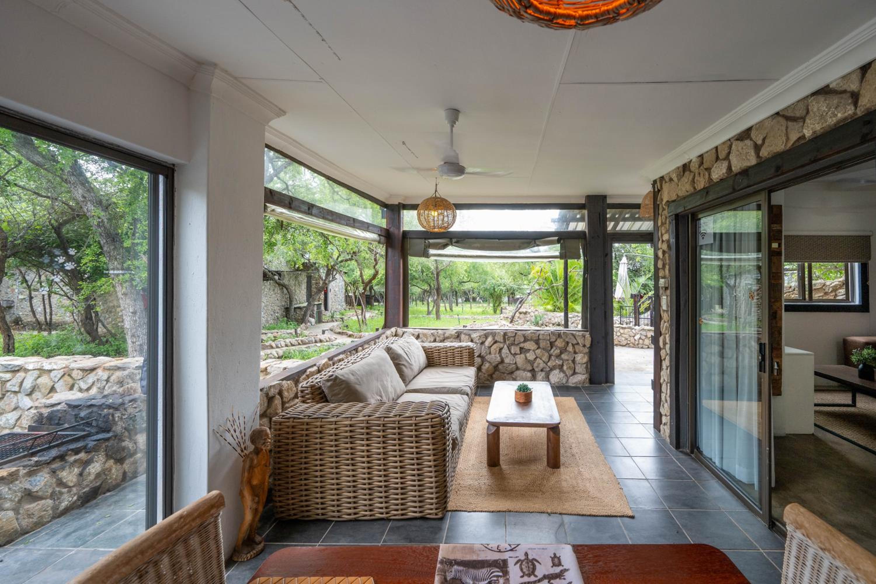 Foxy Crocodile Bush Retreat & Kruger Safaris 6/43