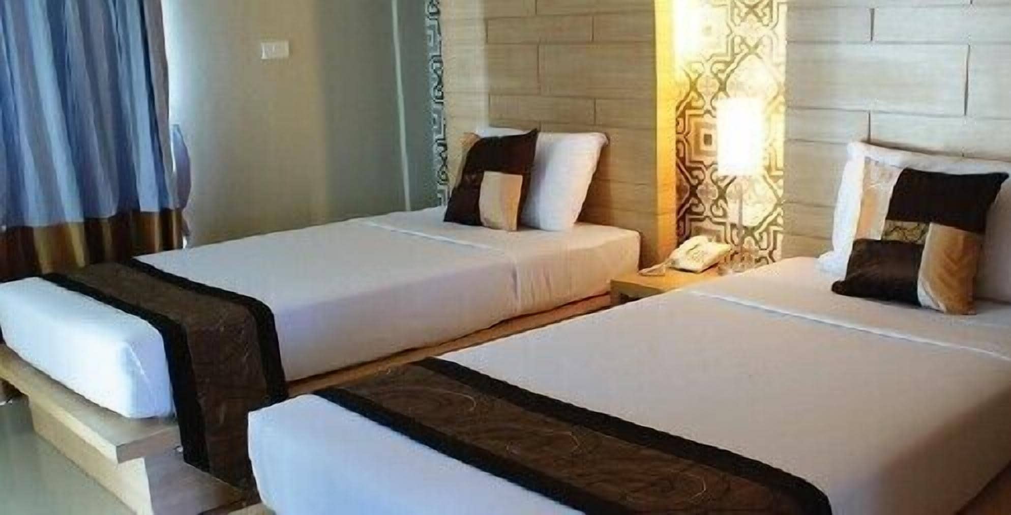 DELUXE, TWIN BEDS
