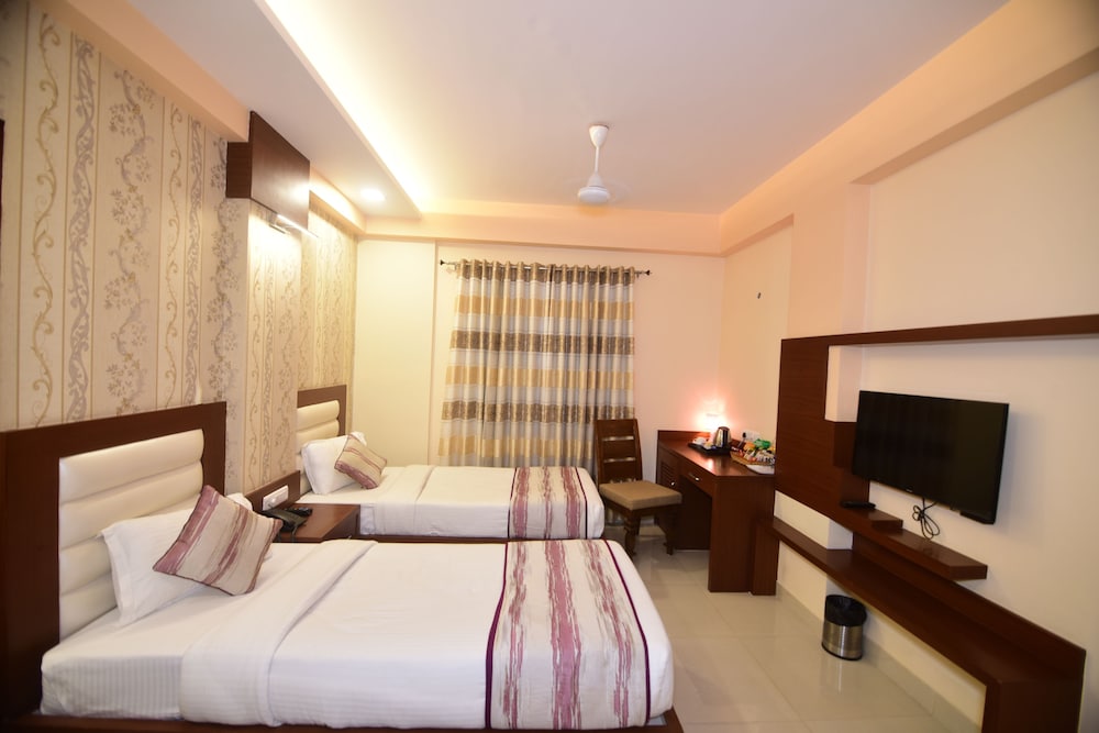 DELUXE, DOUBLE OR TWIN BED, CITY VIEW, SMOKING