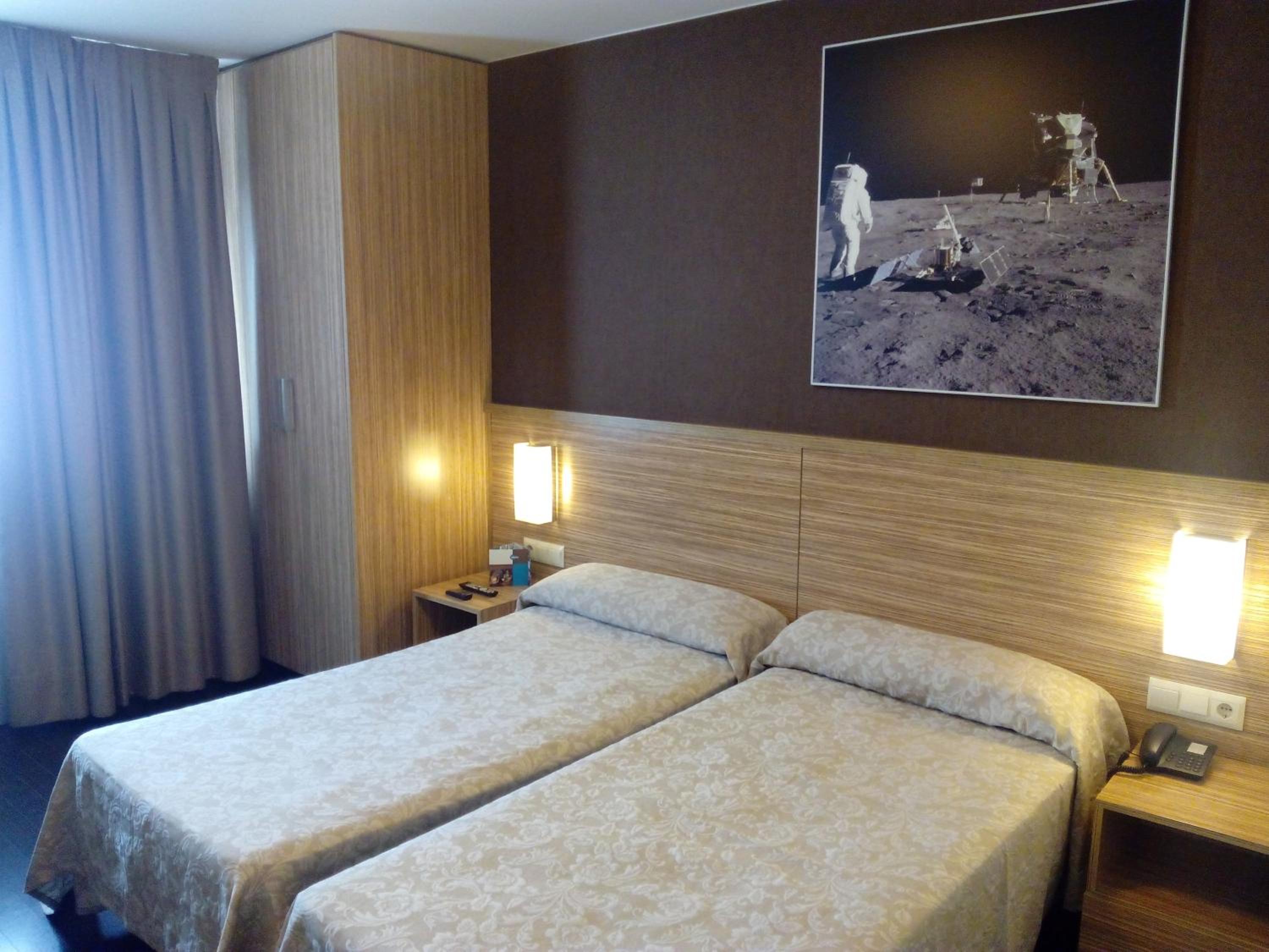Moon Hotel 5/36