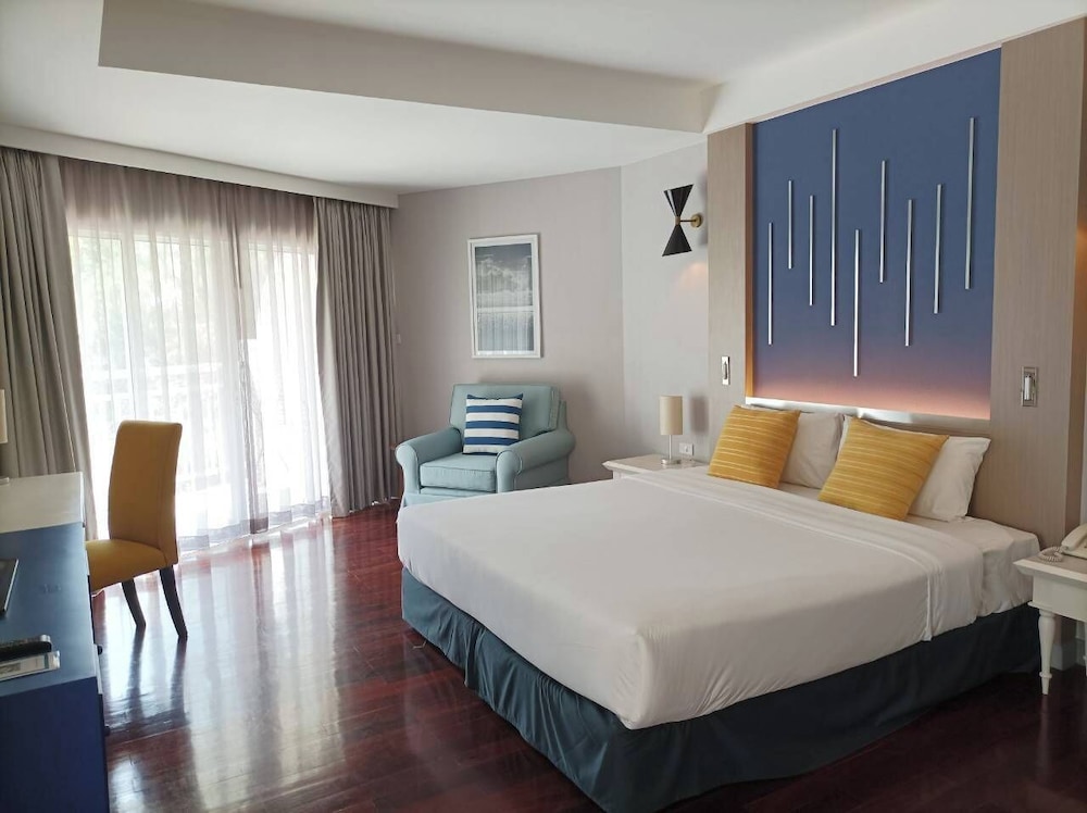 1 BEDROOM, SUITE, KING BED, SEA PINE VIEW