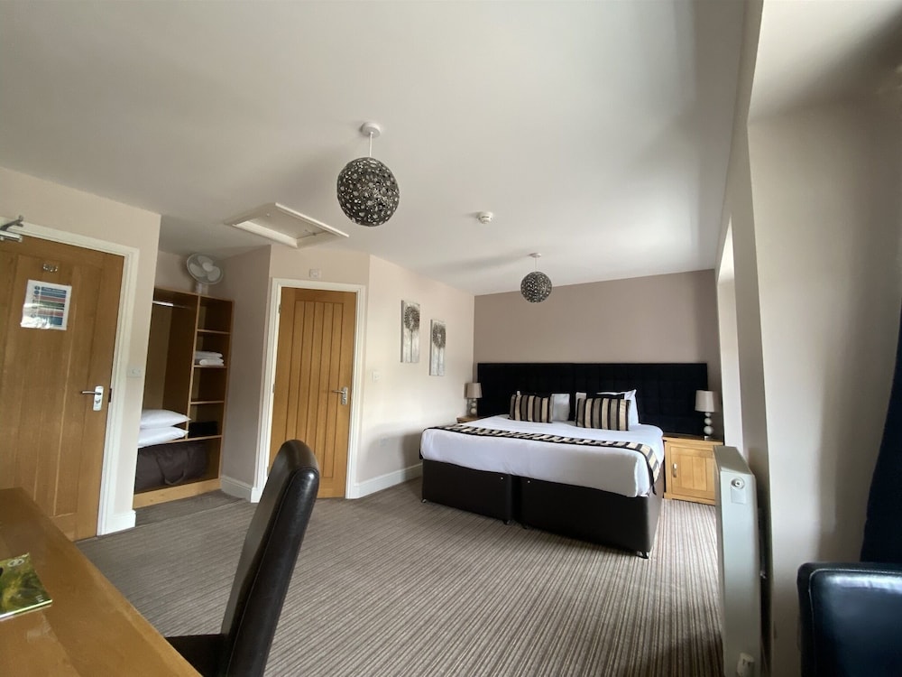 The Three Horseshoes Hotel 4/50