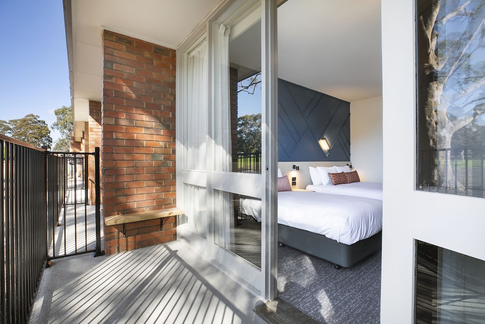Sandown Park Hotel 13/42
