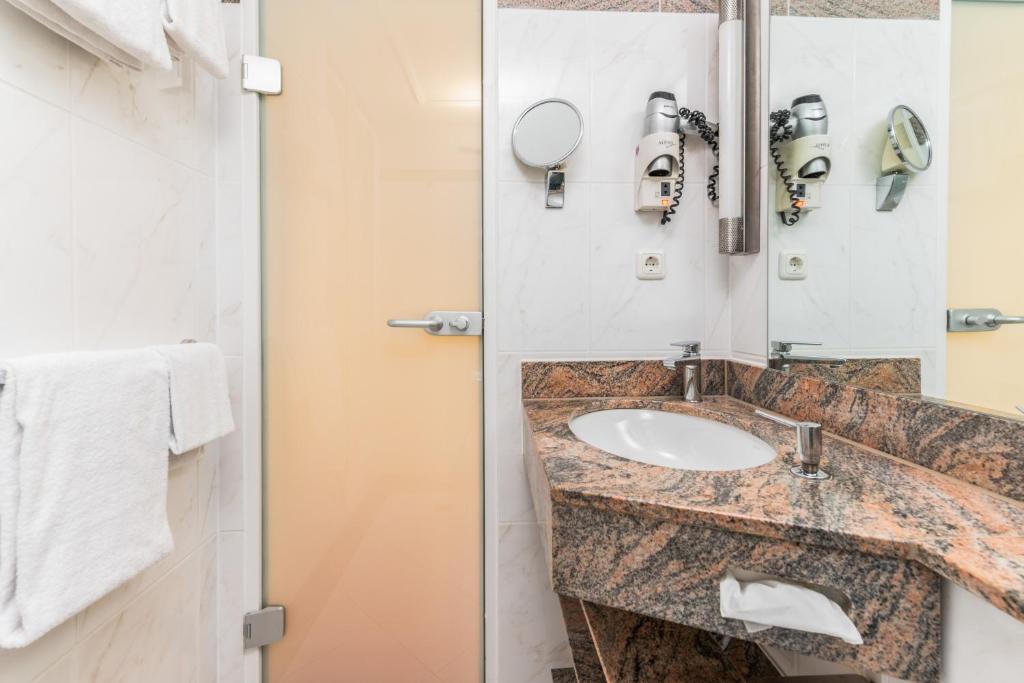 غرفة قياسية بسرير مزدوج أو سريرين منفصلين، Kings First Class Hotel 4/4