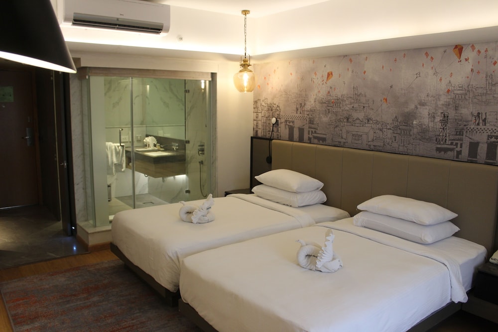 Pride Plaza Hotel Ahmedabad 18/36