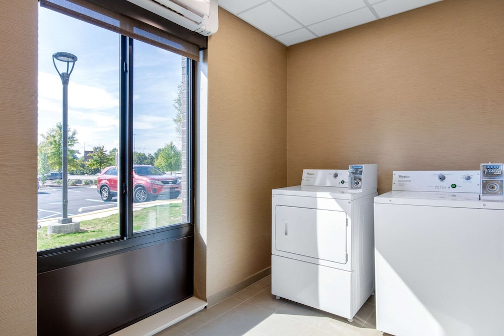 Comfort Inn & Suites At Crossplex Village 27/50