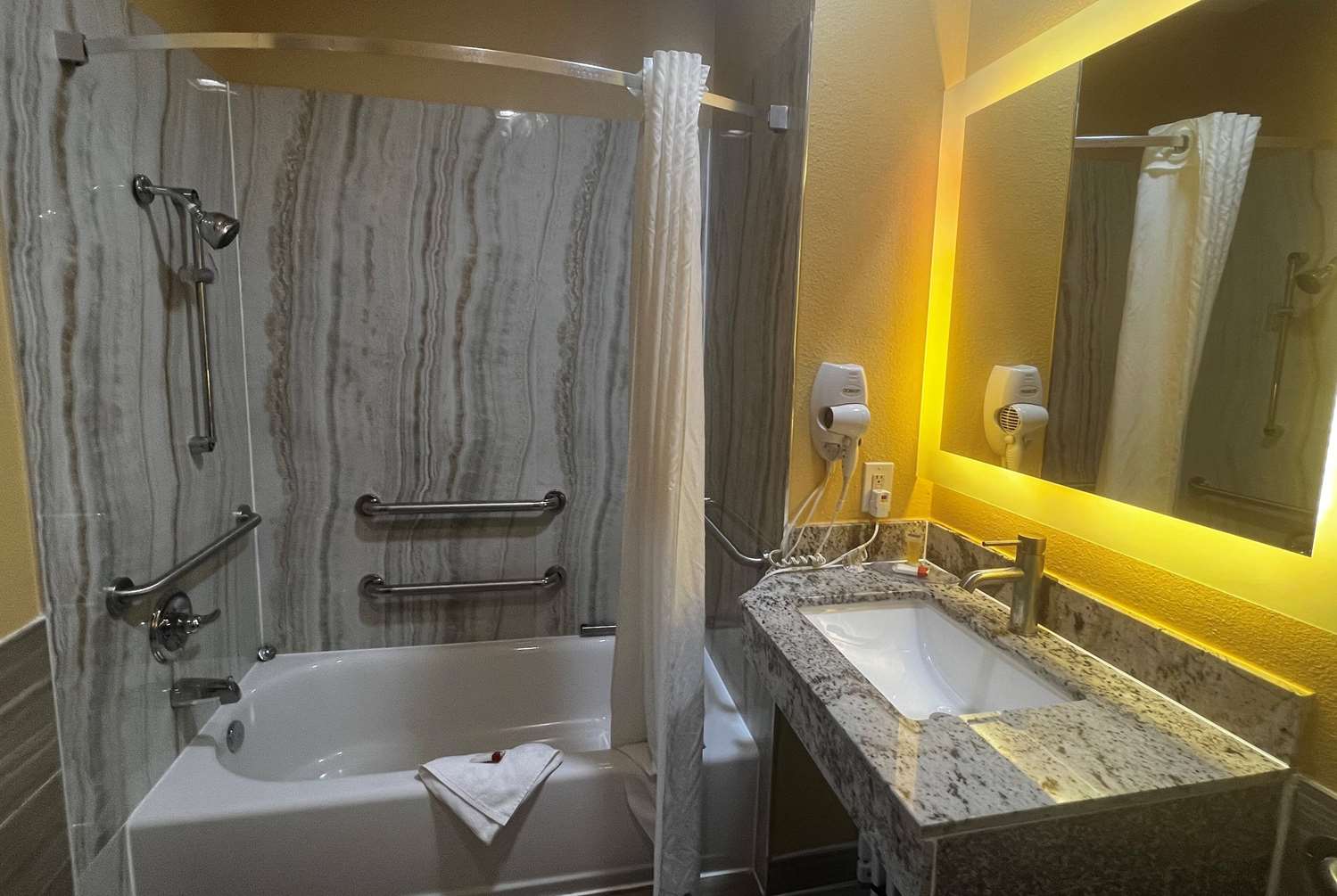 Super 8 by Wyndham Pasadena 22/25