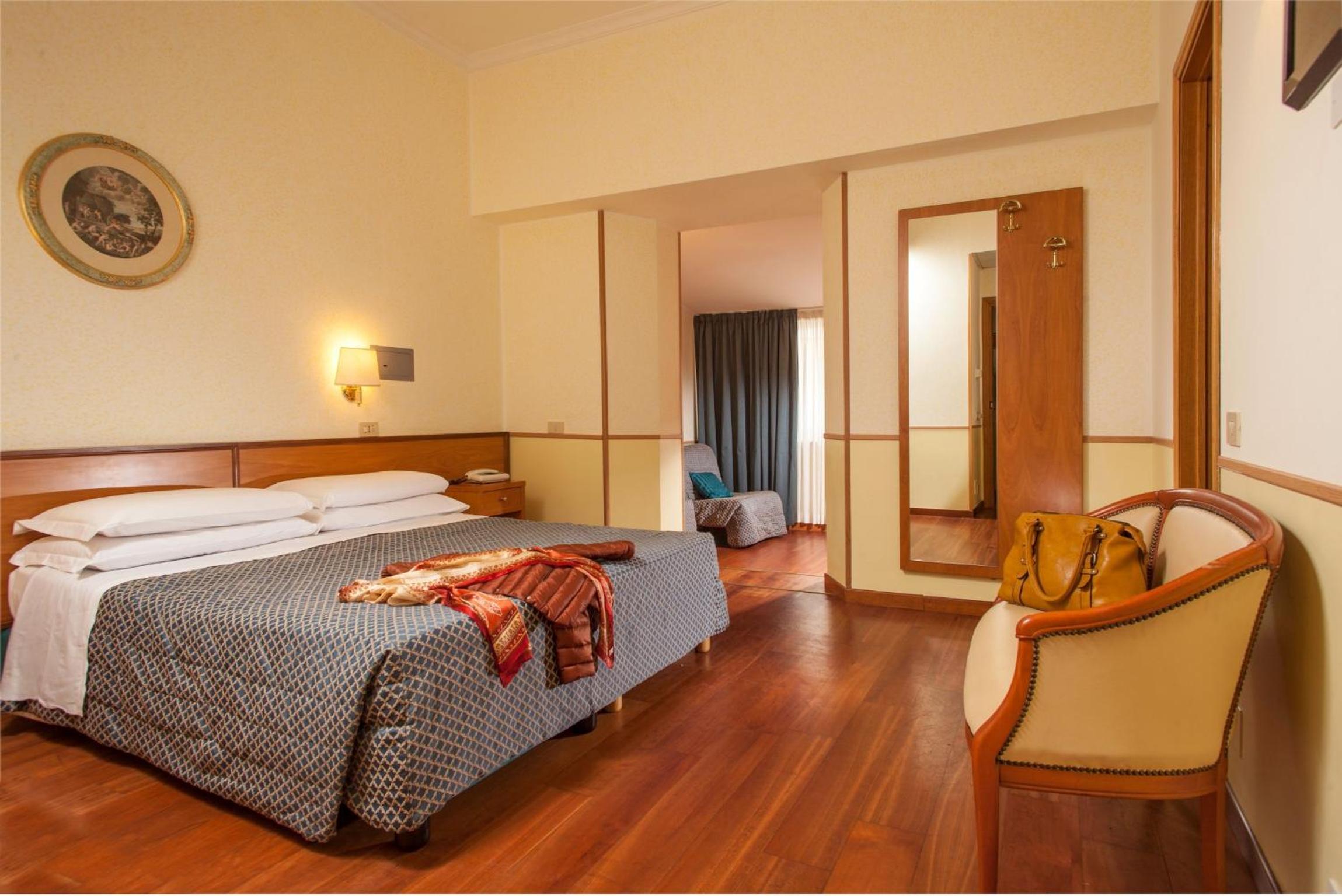 ROOM, QUADRUPLE