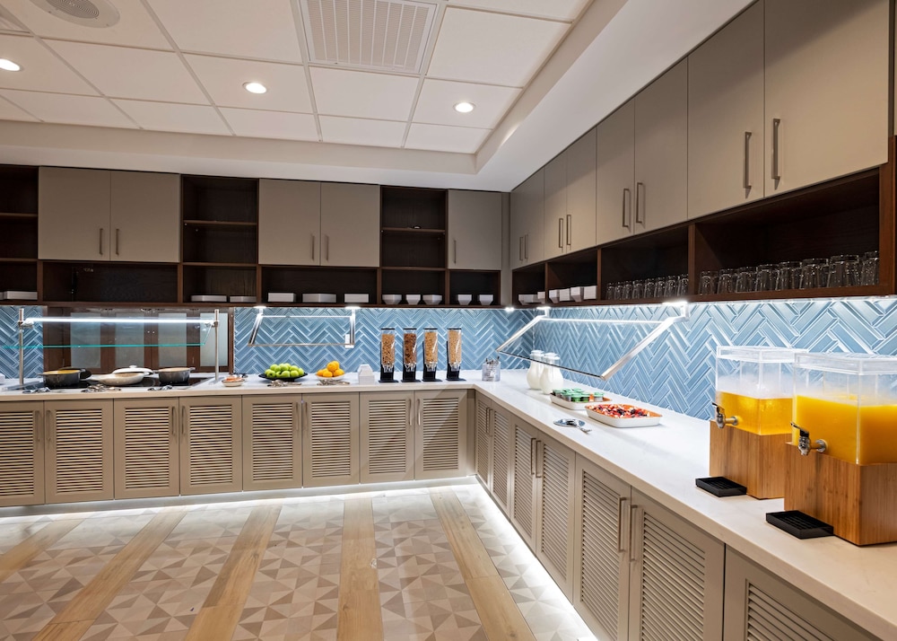 Hyatt Place Austin / Lake Travis / Four Points 44/55