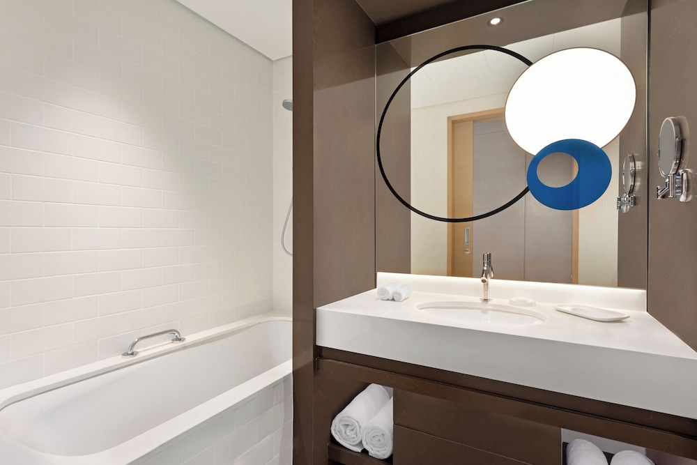 غرفة تنفيذية بسريرين منفصلين، Novotel Dubai Gold District 5/6