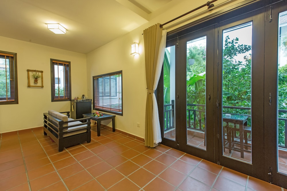 East West Villa 33/68