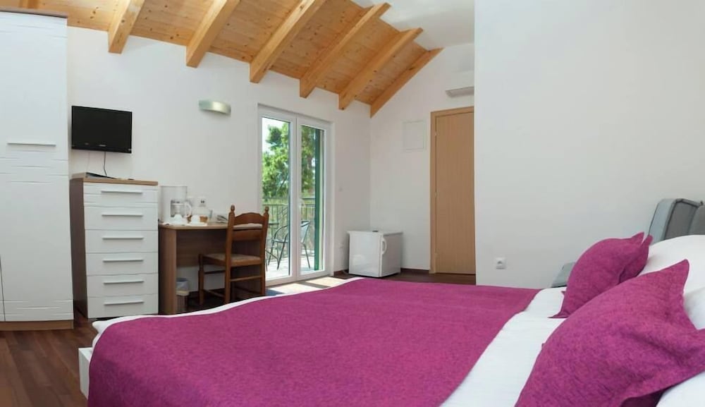 Classic, Queen Bed, Pool View, Annex