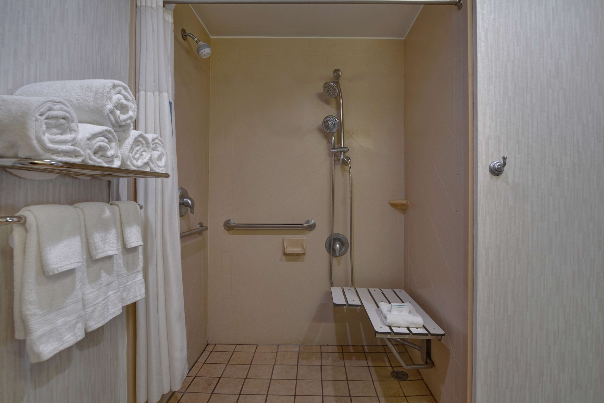 Studio, 2 Queen Beds, Sofa, Accessible