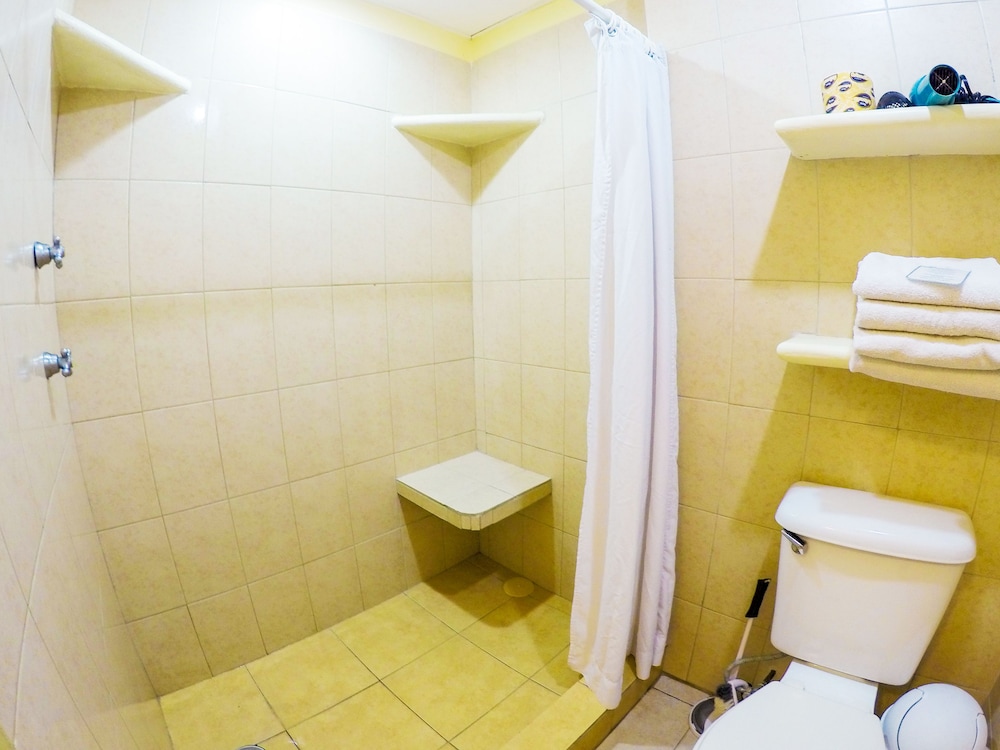 2 Bedrooms, Condo, Traditional, Queen and Twin Beds, Garden View