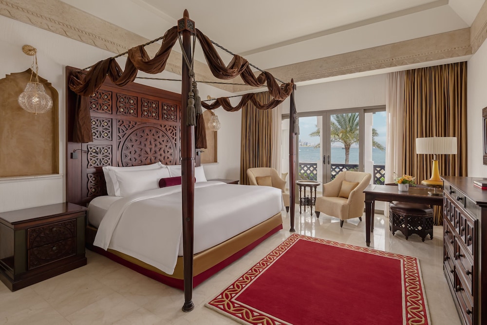 غرفة ديلوكس بسرير كينج بإطلالة على المسبح، Sharq Village & Spa, a Ritz-Carlton Hotel 4/7