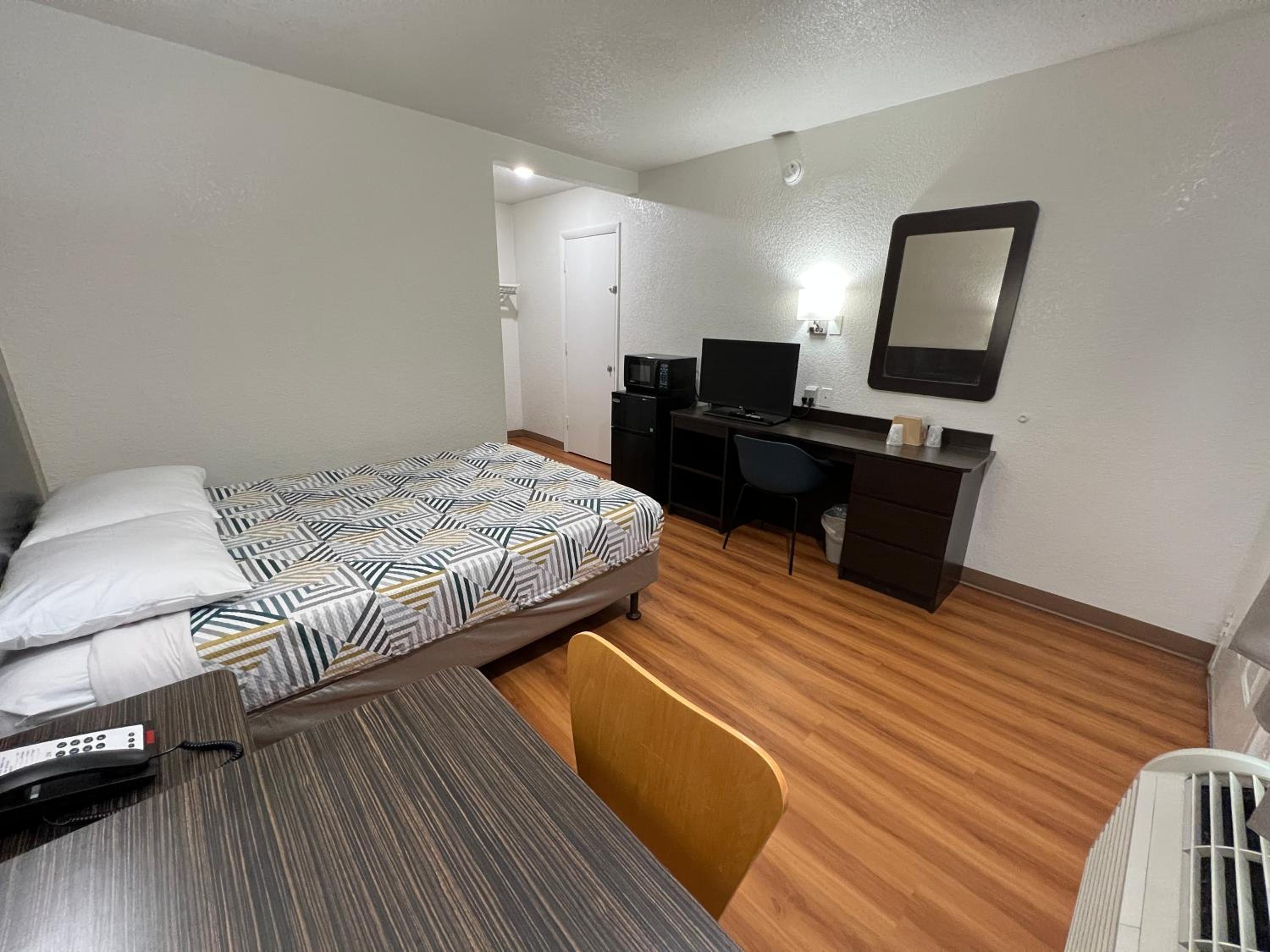 1 Queen Bed - Micfridge, Non-Smoking