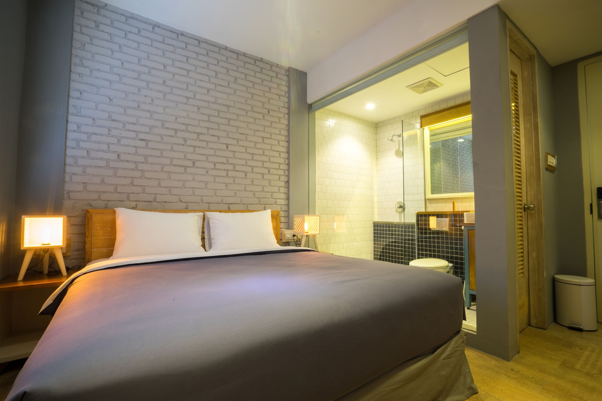 Scandinavian, Superior, King Bed