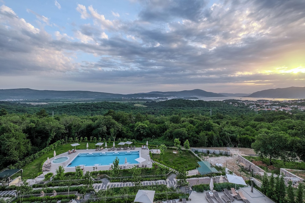 Montenegro Lodge 36/50