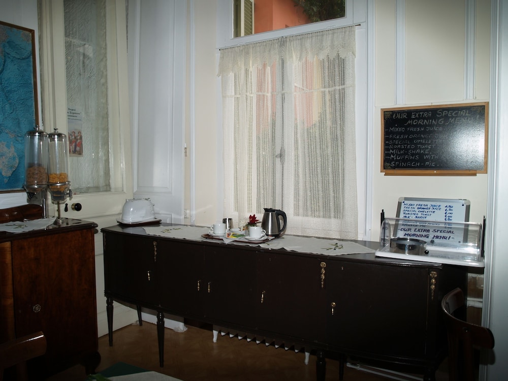 Hotel Acropolis House 10/94