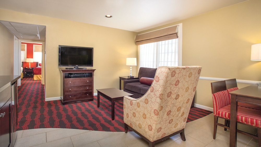Peacock Suites 29/47