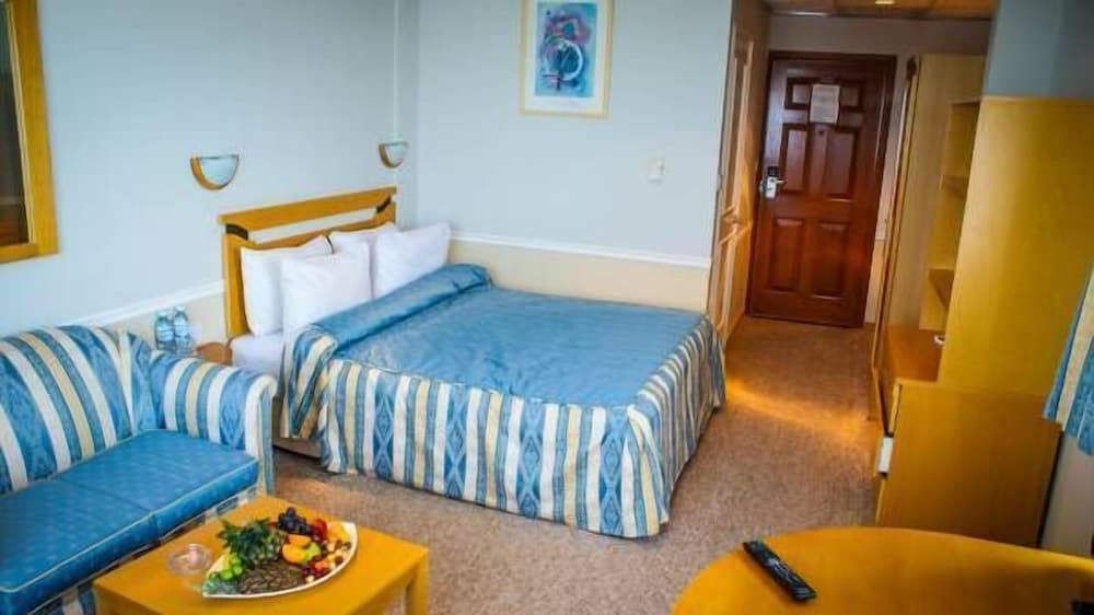 THE CRESCENT BEACH HOTEL 4/32