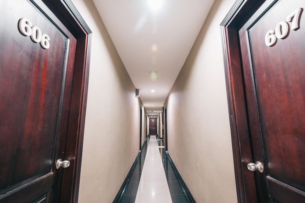 V Hotel 32/51