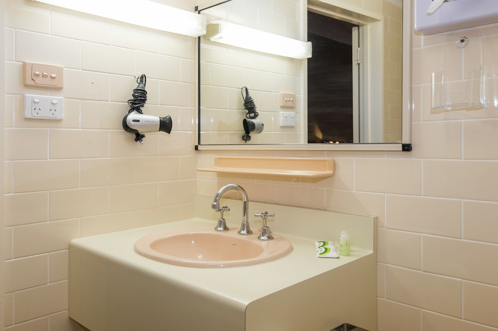 Mid City Motor Inn 32/64