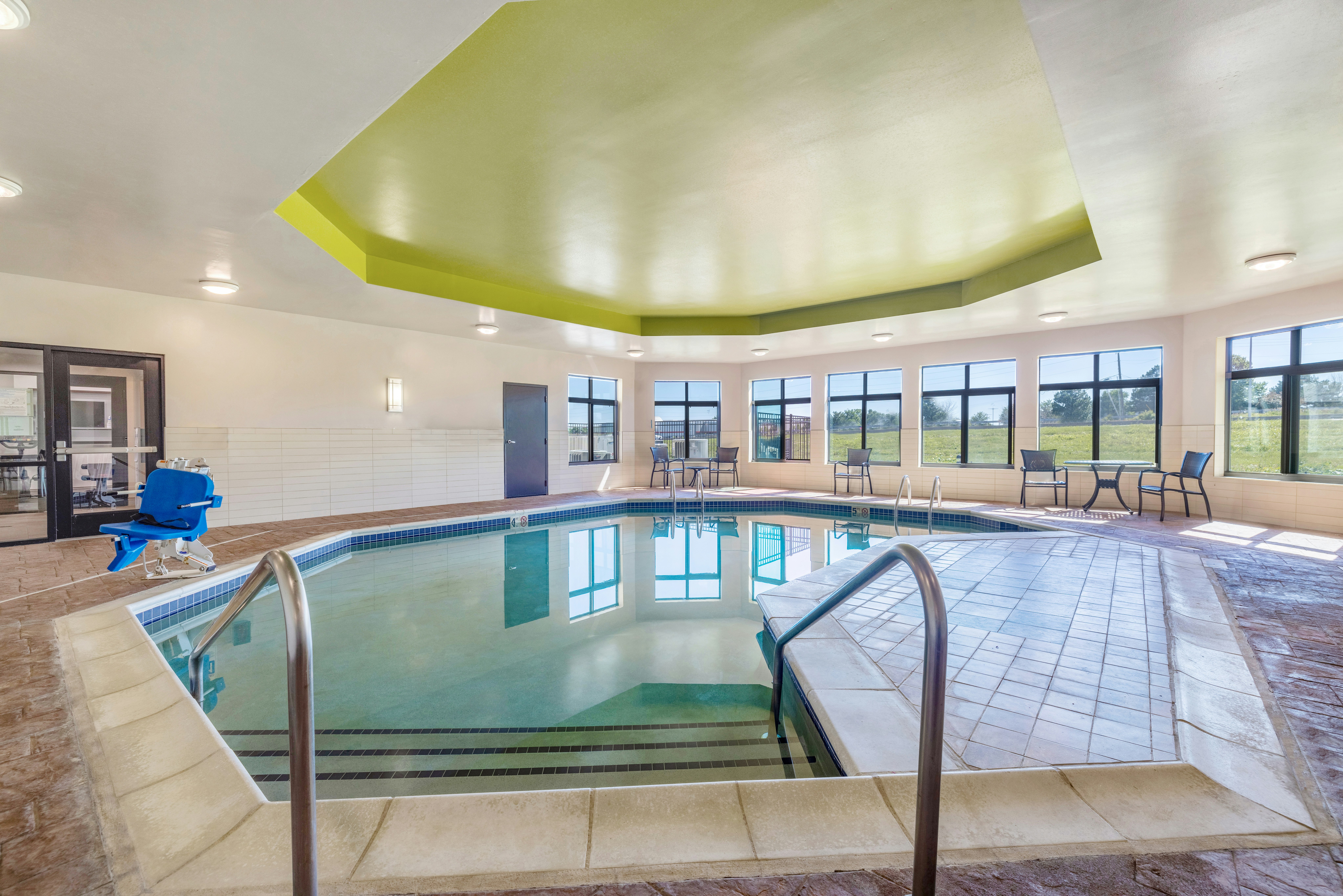 Holiday Inn Express Hotel Suites Kansas City Airport 35/72