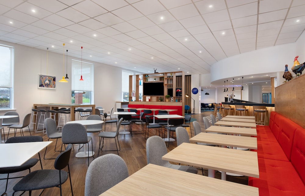 Holiday Inn Express Strathclyde Park M74 Jct 5 34/43