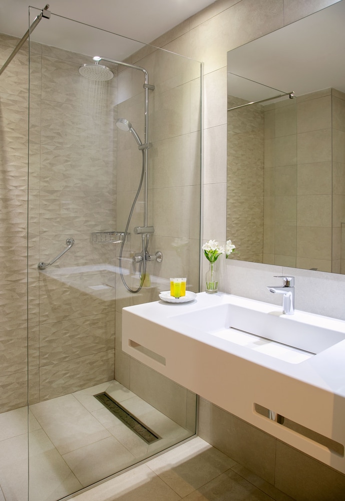 Asterias Beach Hotel 61/62
