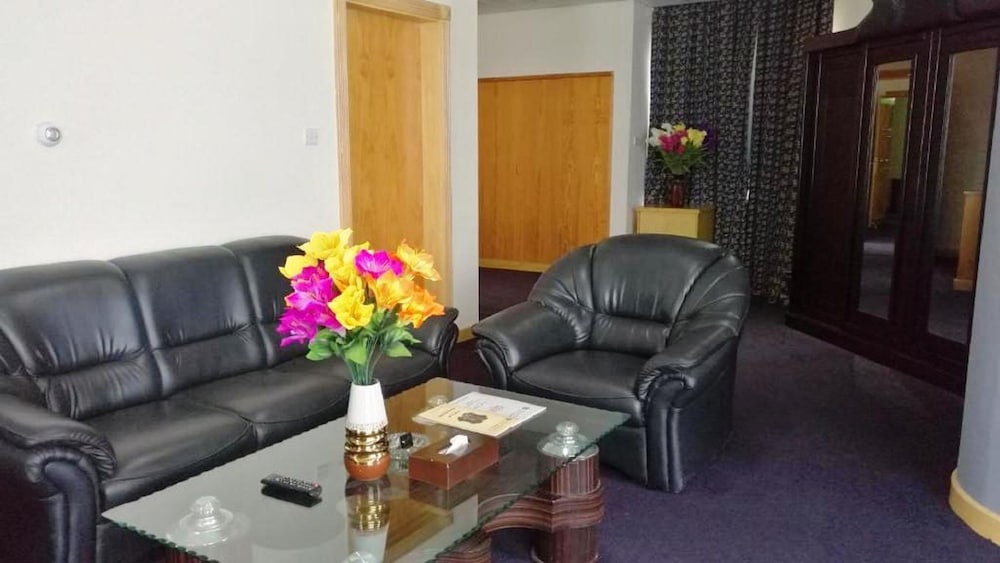 Phoenicia Tower Hotel 45/67