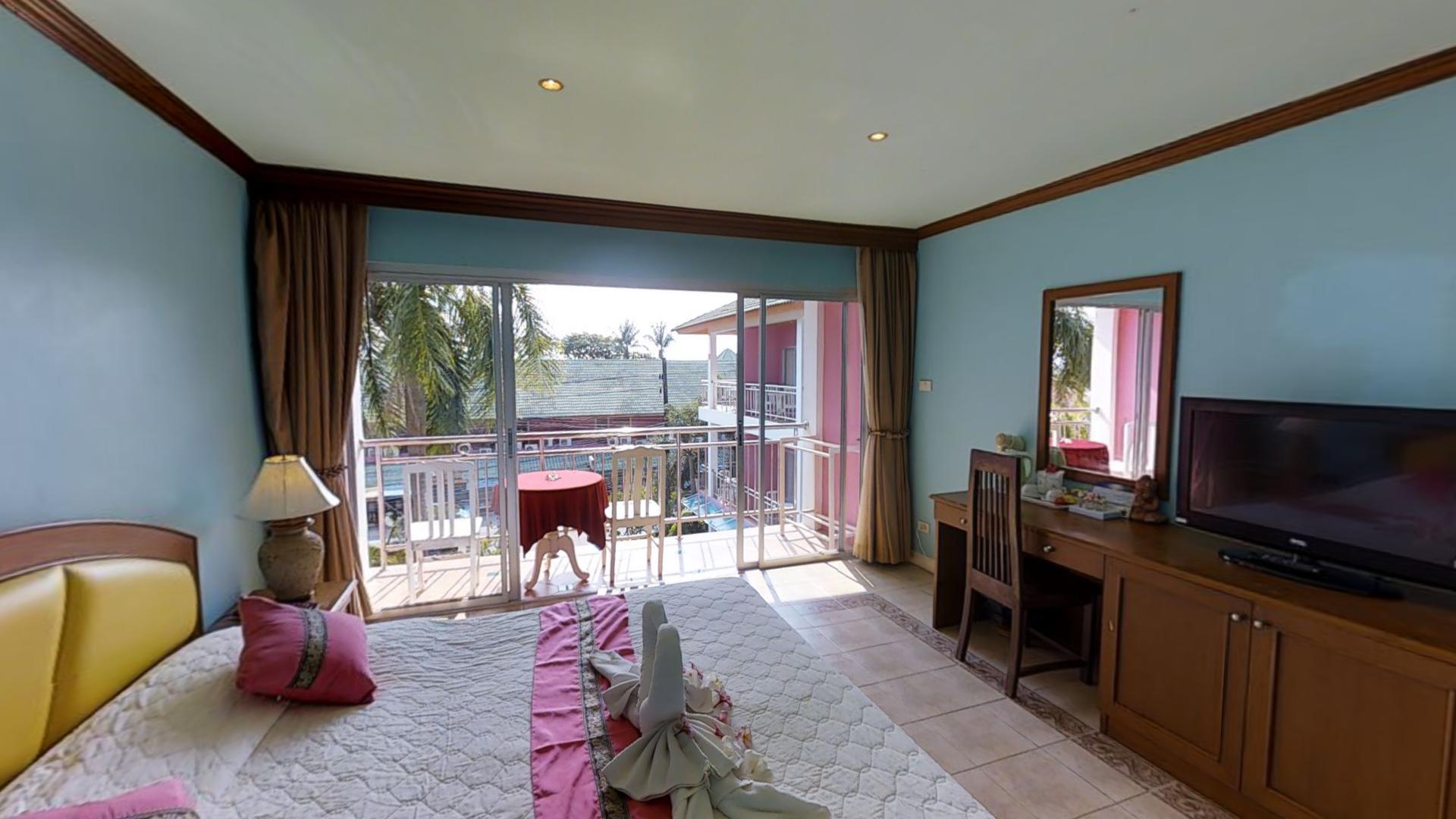 Standard, Queen Bed, Hill Side
