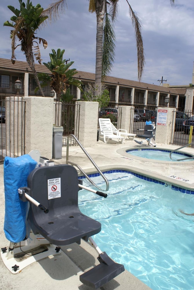 Queens Inn Anaheim 8/57