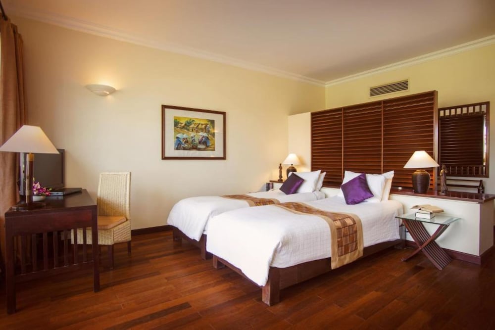 Deluxe, Twin Beds, Partial Sea View